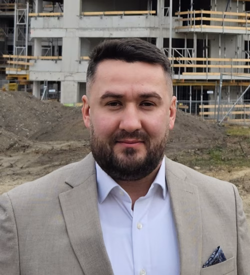 Geschäftsführer überprüft Baupläne und Projektstatusberichte.